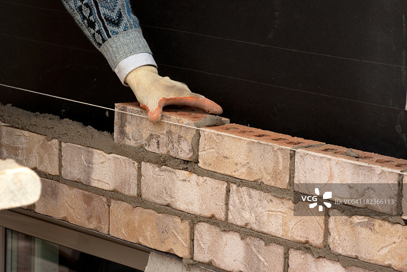 砌砖工施工中。图片素材