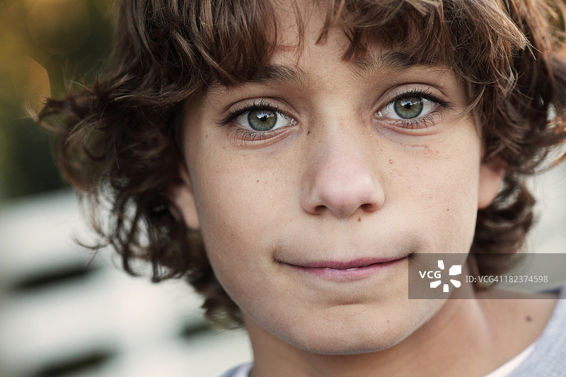 一位美丽的青少年摆姿势拍照图片素材