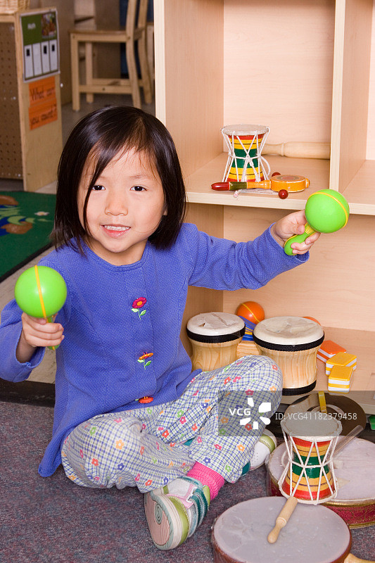 可爱的女孩演奏乐器图片素材