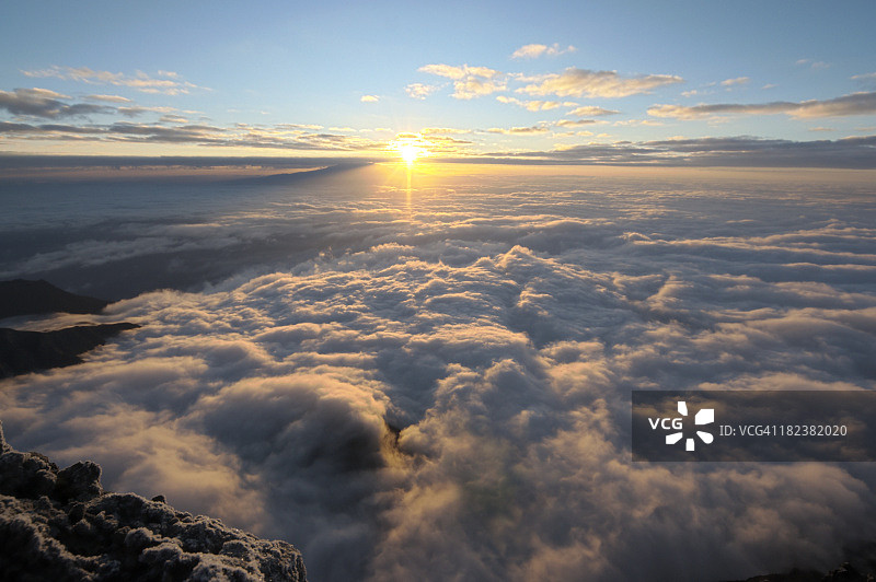 乞力马扎罗山的日落图片素材