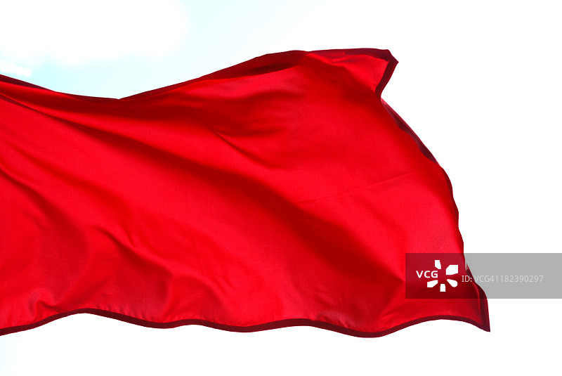 白色背景上挥舞的红旗特写图片素材
