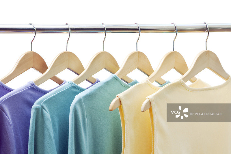 服装商品：衣架上挂着的衬衫零售展示图片素材