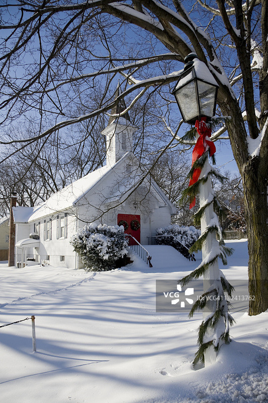 圣诞节时白雪皑皑的乡村教堂图片素材