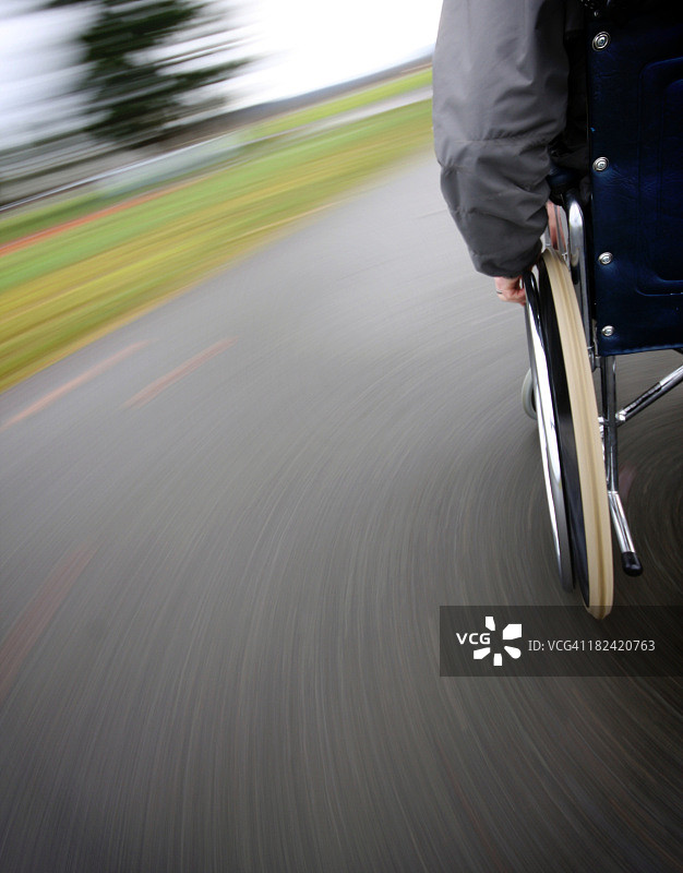 轮椅移动在人行道上转弯图片素材