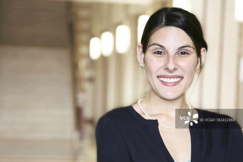 在学校走廊里微笑的校长或老师图片素材