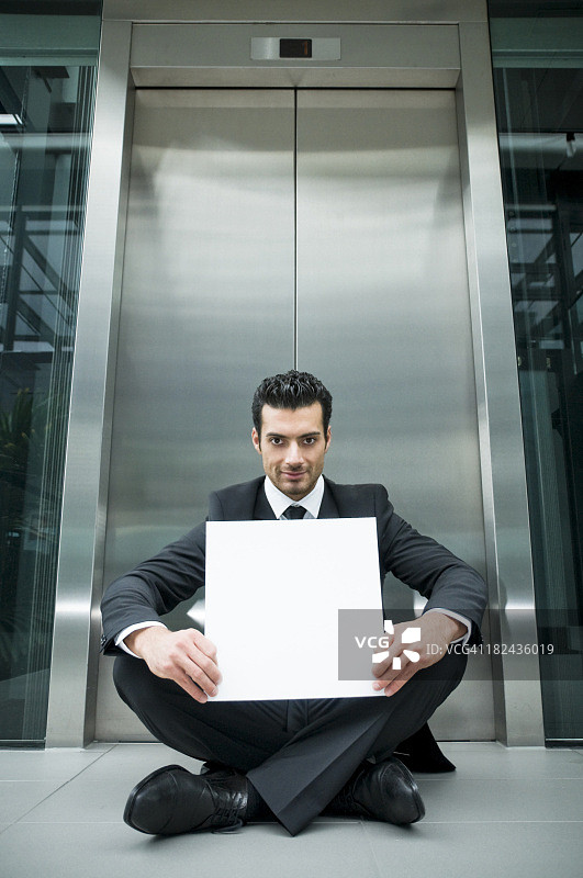 商人手持标牌图片素材