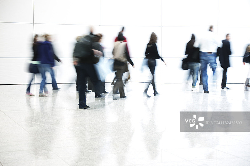 走在走廊里的通勤者，模糊的运动图片素材