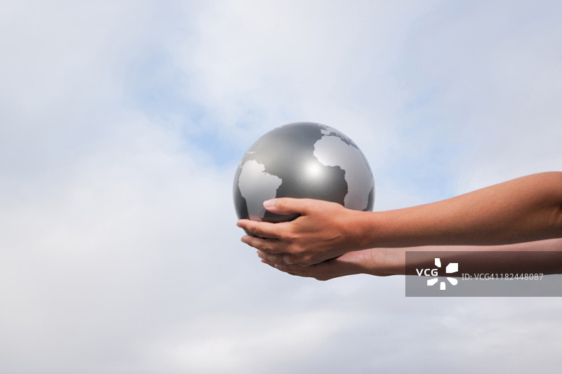 在户外手持地球仪的人图片素材