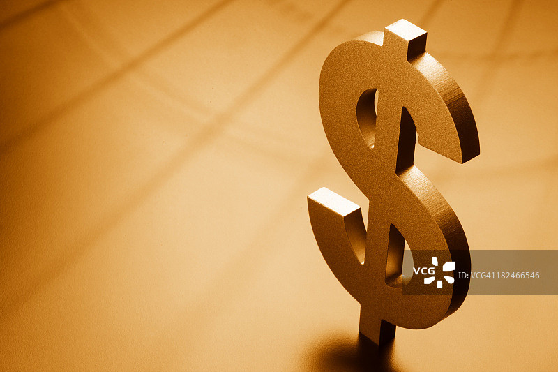 金色背景上的美元符号图片素材