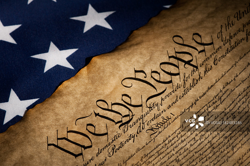 美国权利法案旁边的美国国旗图片素材