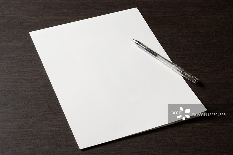 木桌上带钢笔的空白文档图片素材