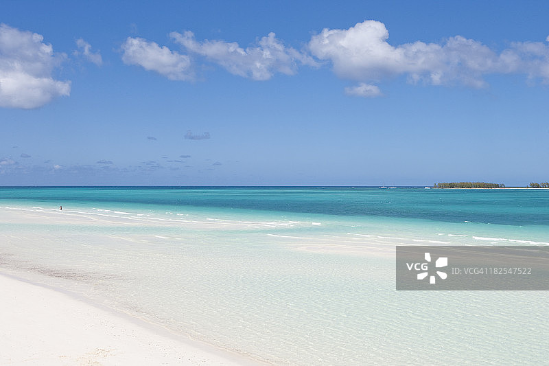 皮拉尔海滩与远处的半月岛图片素材