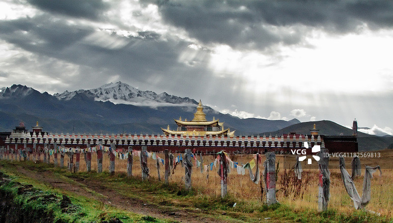 塔公寺上的圣光图片素材