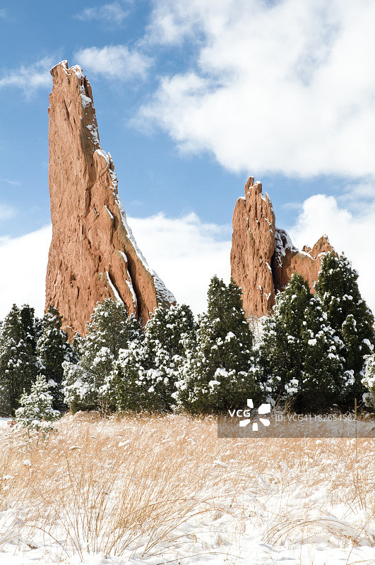 众神花园国家自然地标的岩石塔和草地上，暴风雪过后放晴。科罗拉多斯普林斯，科罗拉多州图片素材