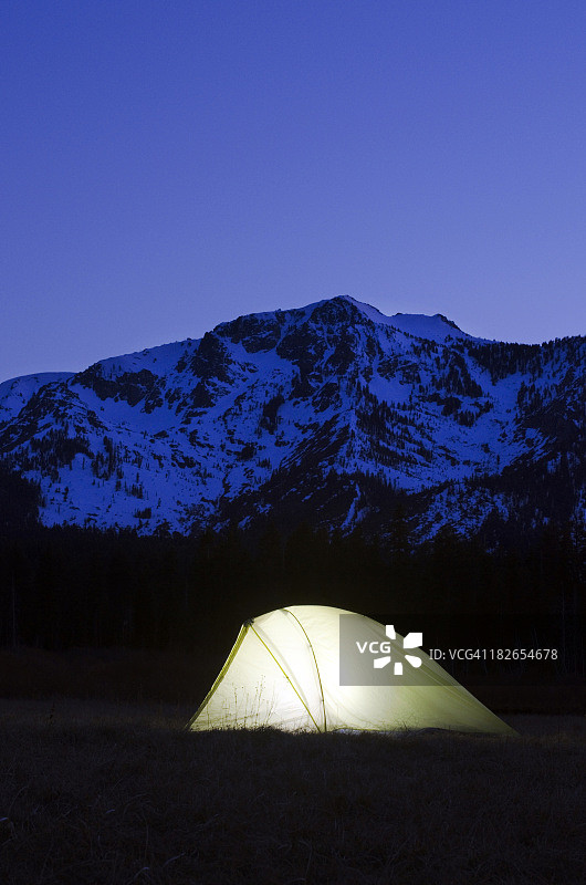 黄昏时分，加州太浩湖塔拉克山下的帐篷被点亮图片素材