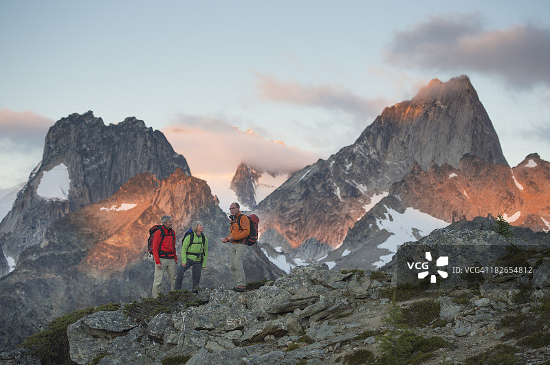 徒步者在日出时与向导交谈图片素材
