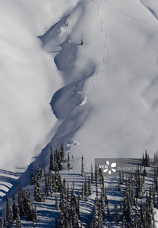 滑雪向导在排水沟转弯图片素材