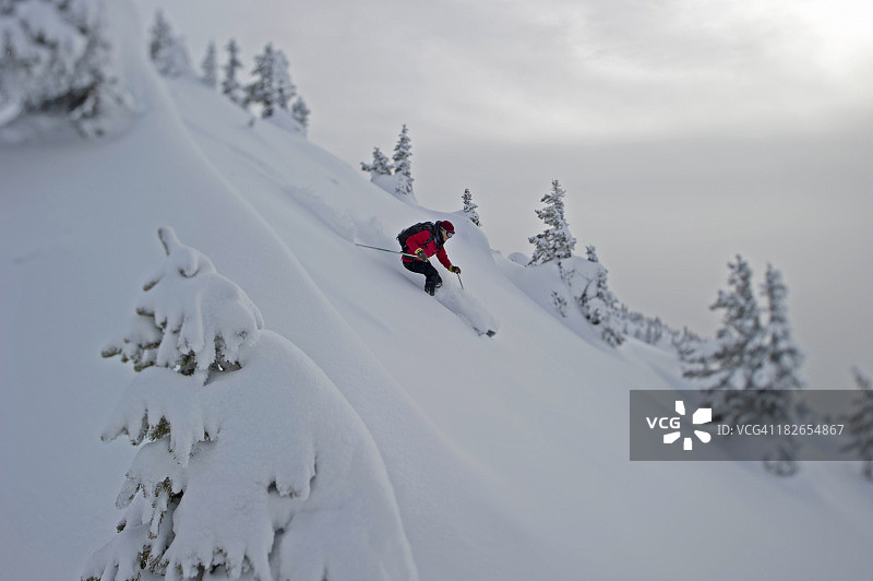 女人在梦幻般的光线下滑雪图片素材