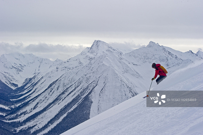 女子在滑雪胜地图片素材