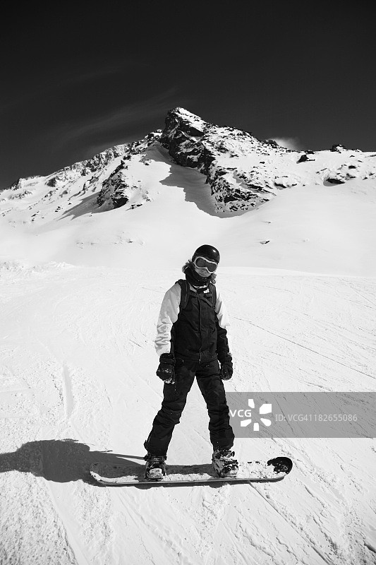 青少年站在法国阿尔卑斯山的滑雪板上图片素材