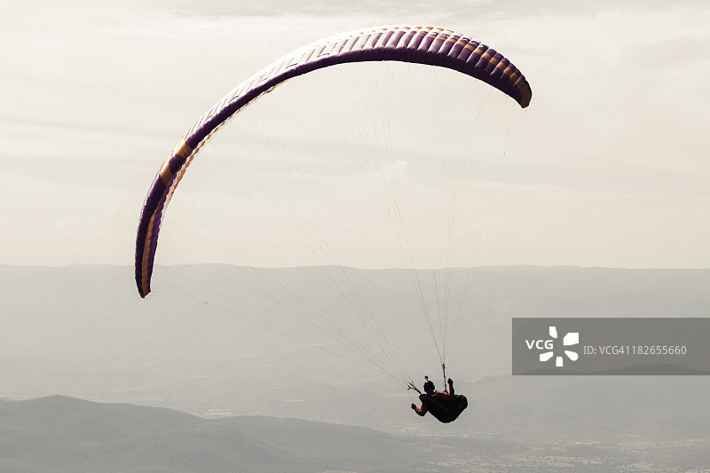 在墨西哥格雷罗州塔斯科玩滑翔伞图片素材