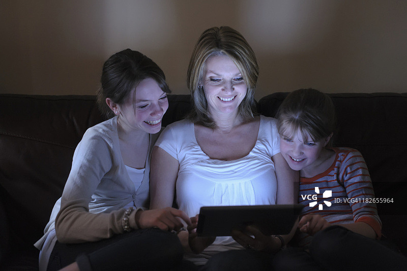白人母女一起使用平板电脑图片素材