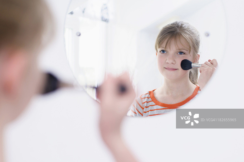 白人女孩在镜子里化妆图片素材