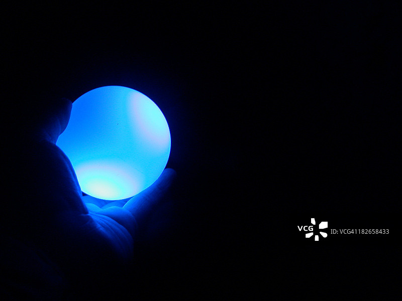 发光的蓝色放射性球体图片素材
