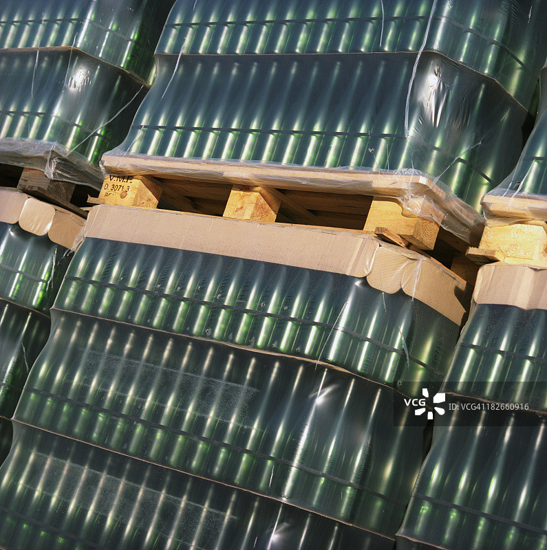 装满空酒瓶的板条箱图片素材
