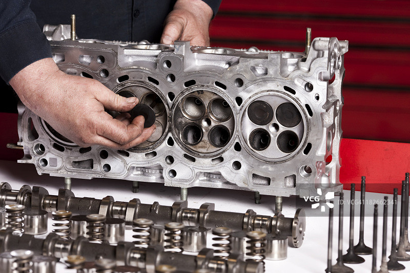 机械师修理发动机气门图片素材