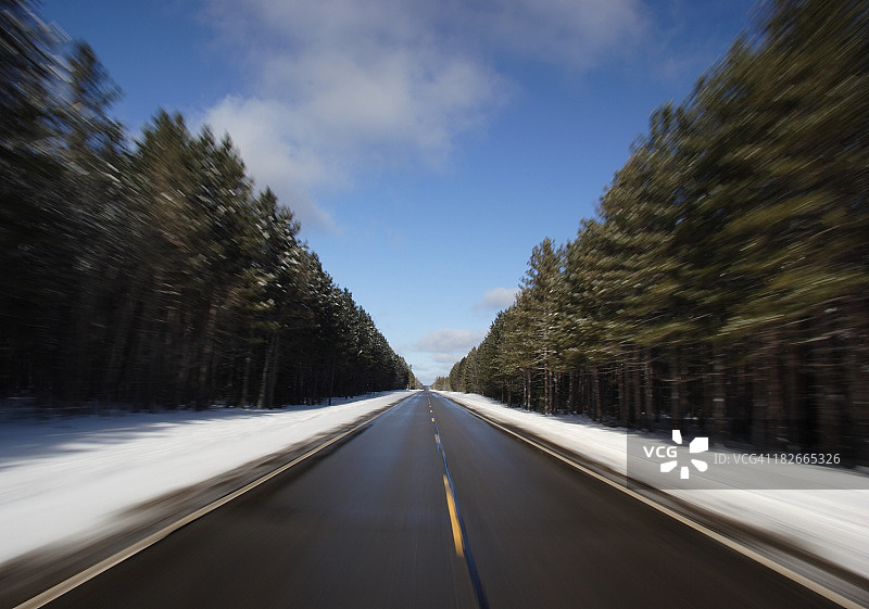 在森林中高速行驶的车辆图片素材
