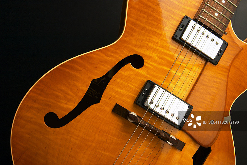 黑色背景上的爵士吉他图片素材