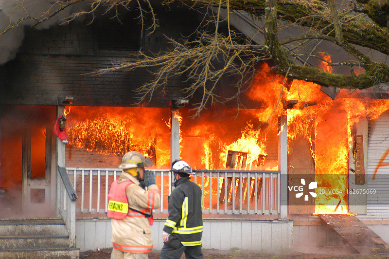 废弃的房屋火灾图片素材