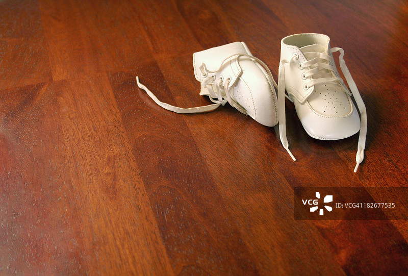 木头上的新生婴儿鞋图片素材