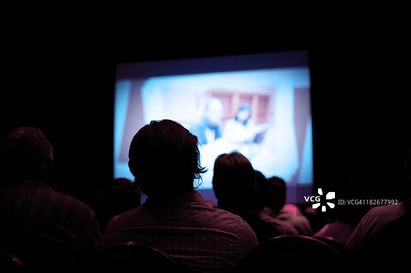 人们在黑暗的电影院里看电影图片素材