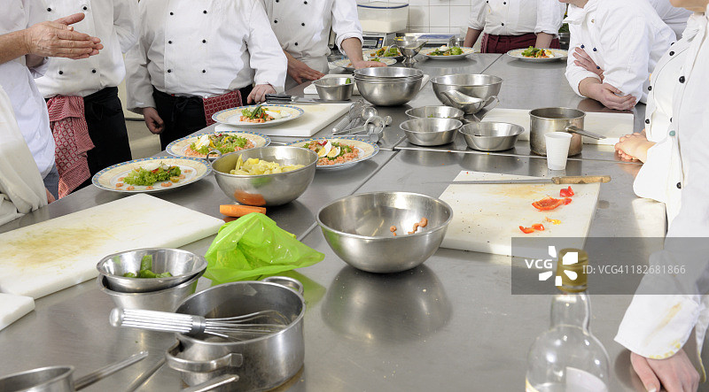 厨师烹饪海鲜沙拉图片素材