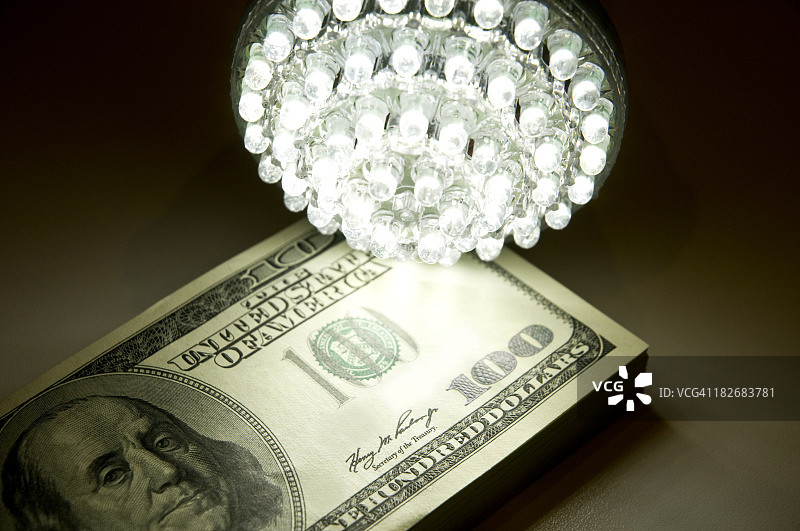 美元和LED灯泡图片素材