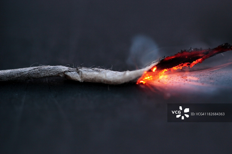 黑暗背景中燃烧的导火索图片素材