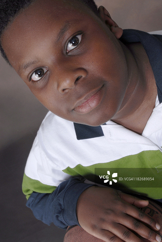 玩篮球的酷小孩图片素材