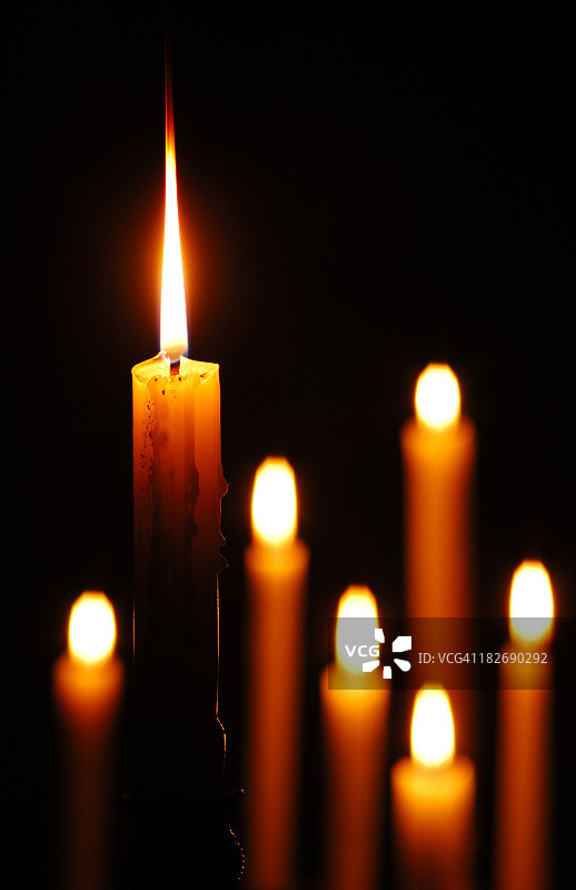突出的蜡烛图片素材