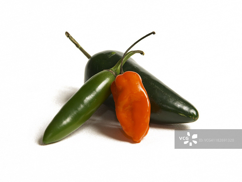 白色背景上的三个红辣椒图片素材
