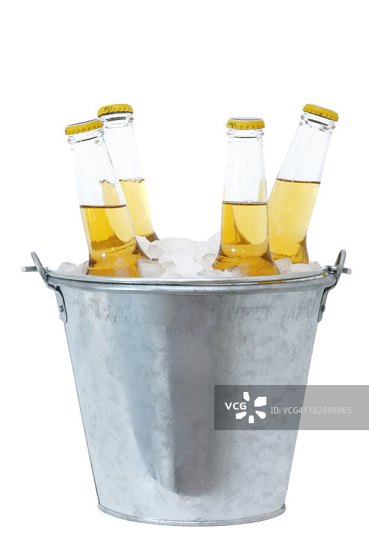 金属桶里冰镇的四瓶啤酒图片素材