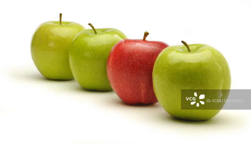 白色背景上3个绿苹果和1个红苹果图片素材