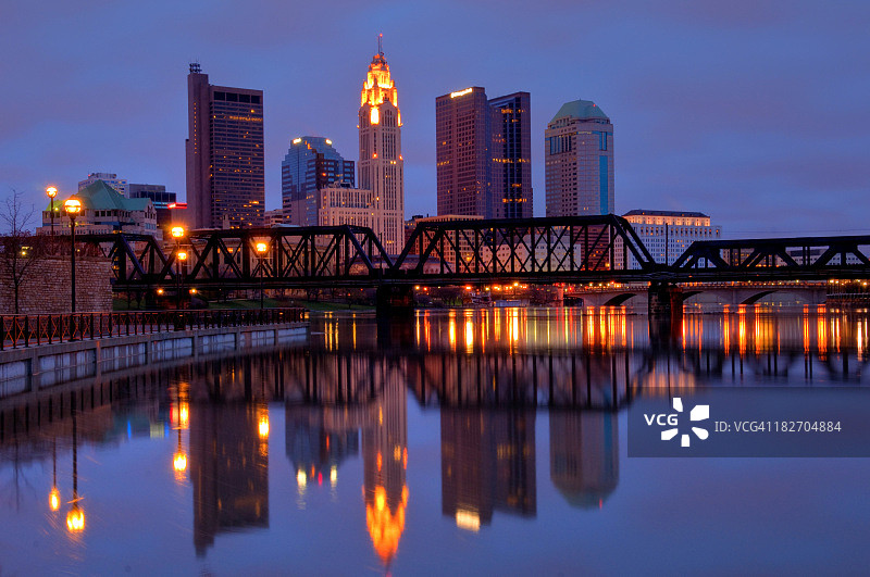 俄亥俄州哥伦布市天际线在河水中的倒影图片素材