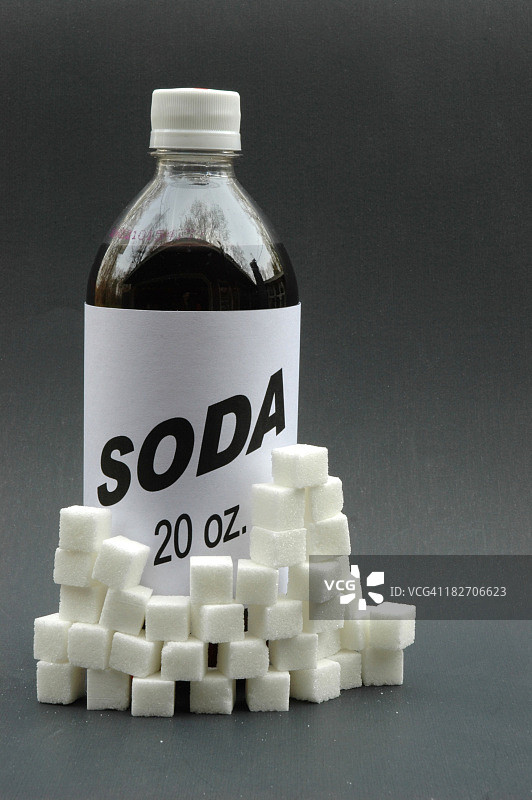 周围堆放着糖块的普通苏打水图片素材