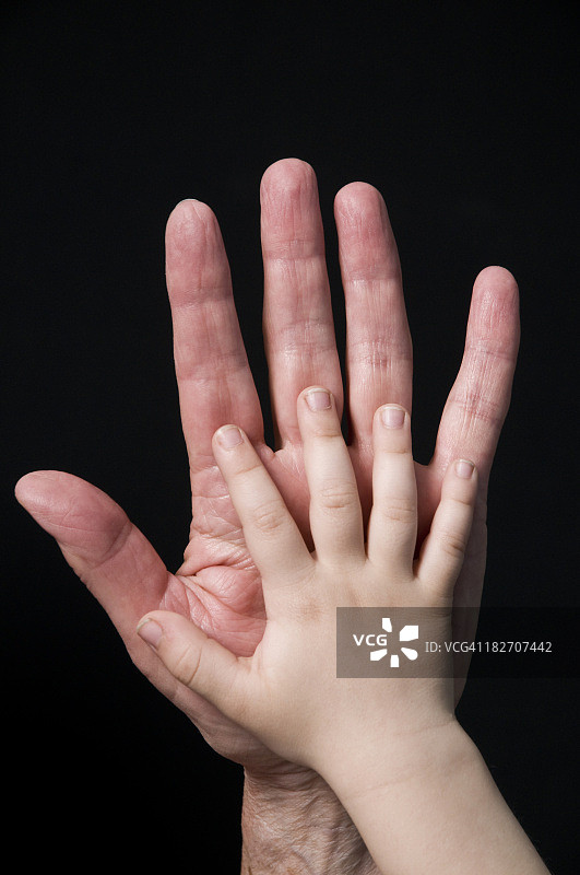 年轻的手和年老的手图片素材