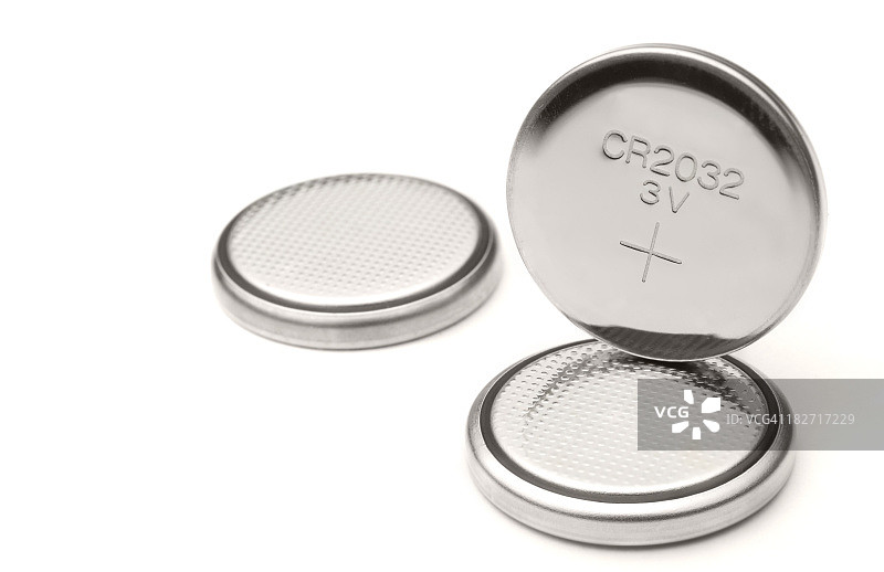 白色背景上的三个锂电池电芯图片素材