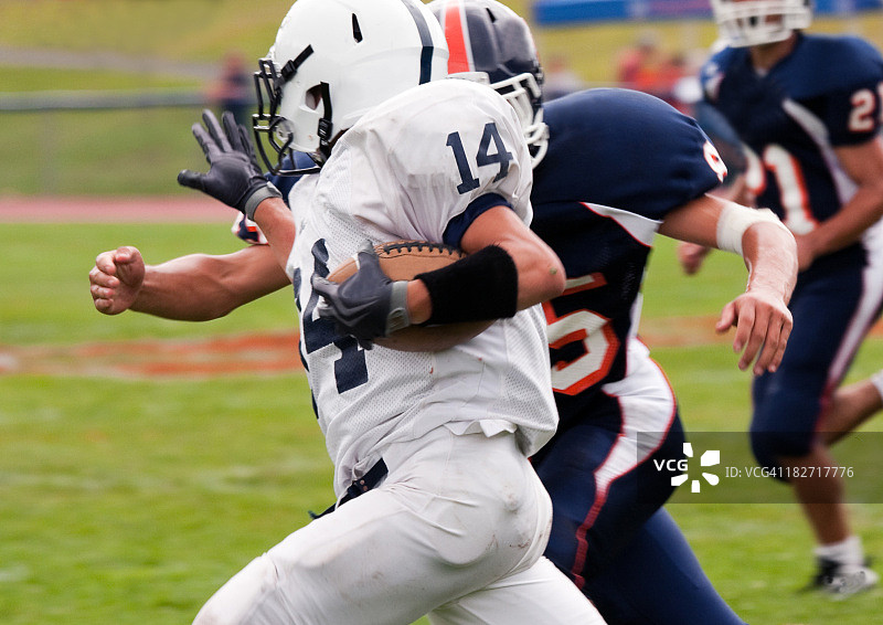 足球运动员带球跑图片素材