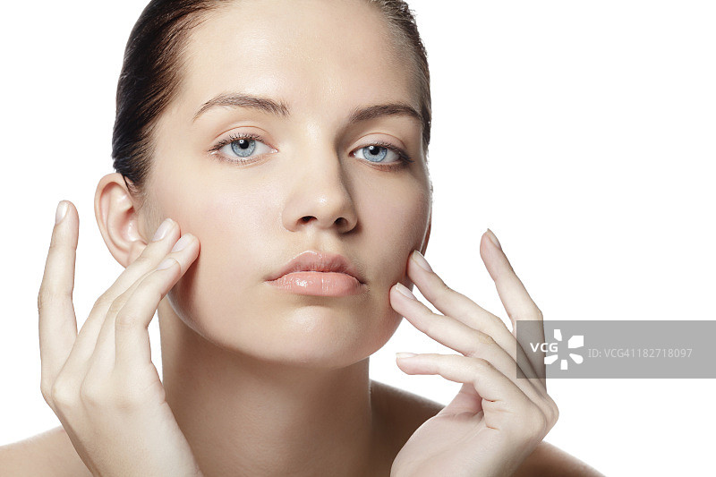 自然美检查他的脸图片素材