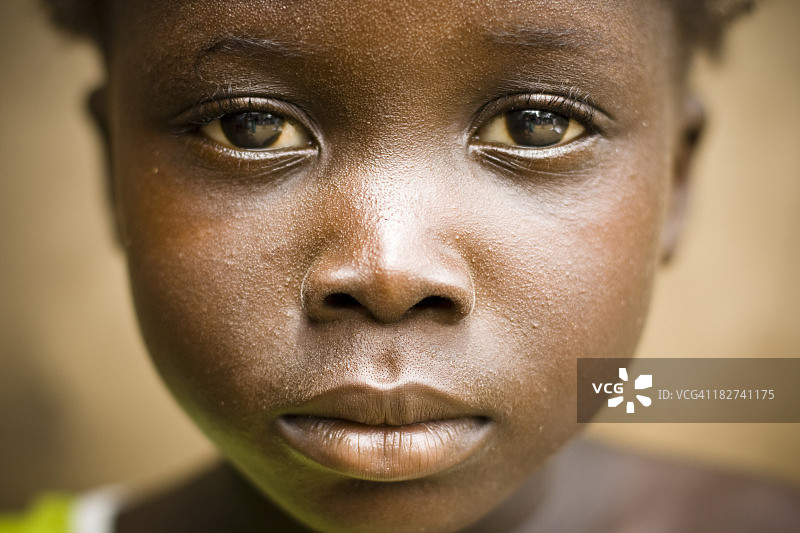 带有悲伤表情的非洲女孩肖像图片素材